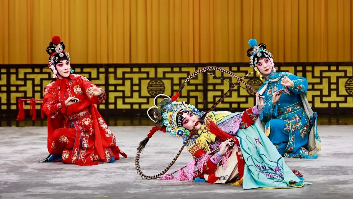 Peking Opera performers demonstrating stylized Zuò acting and dynamic poses.
