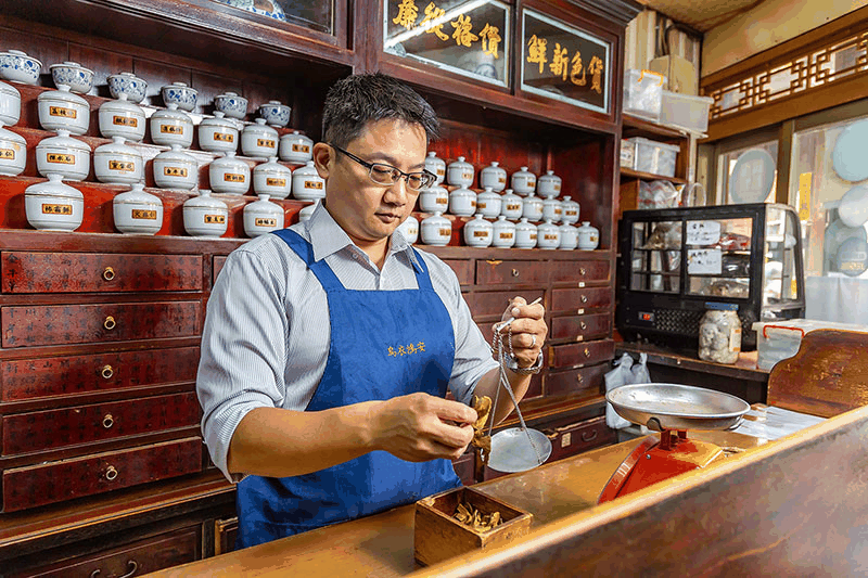 The Herbal Pharmacy: Ancient Roots, Modern Drugs